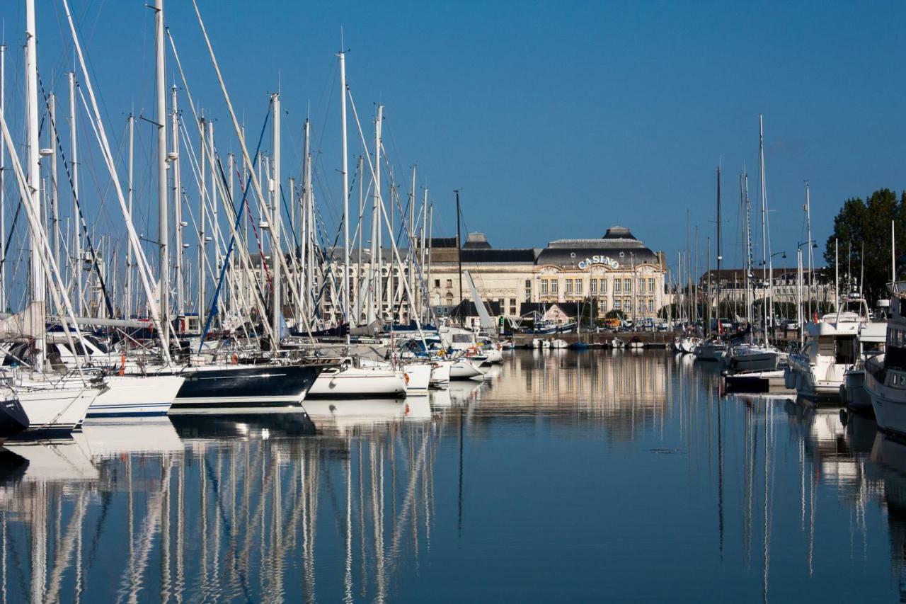 Les Quais De Trouville Luaran gambar