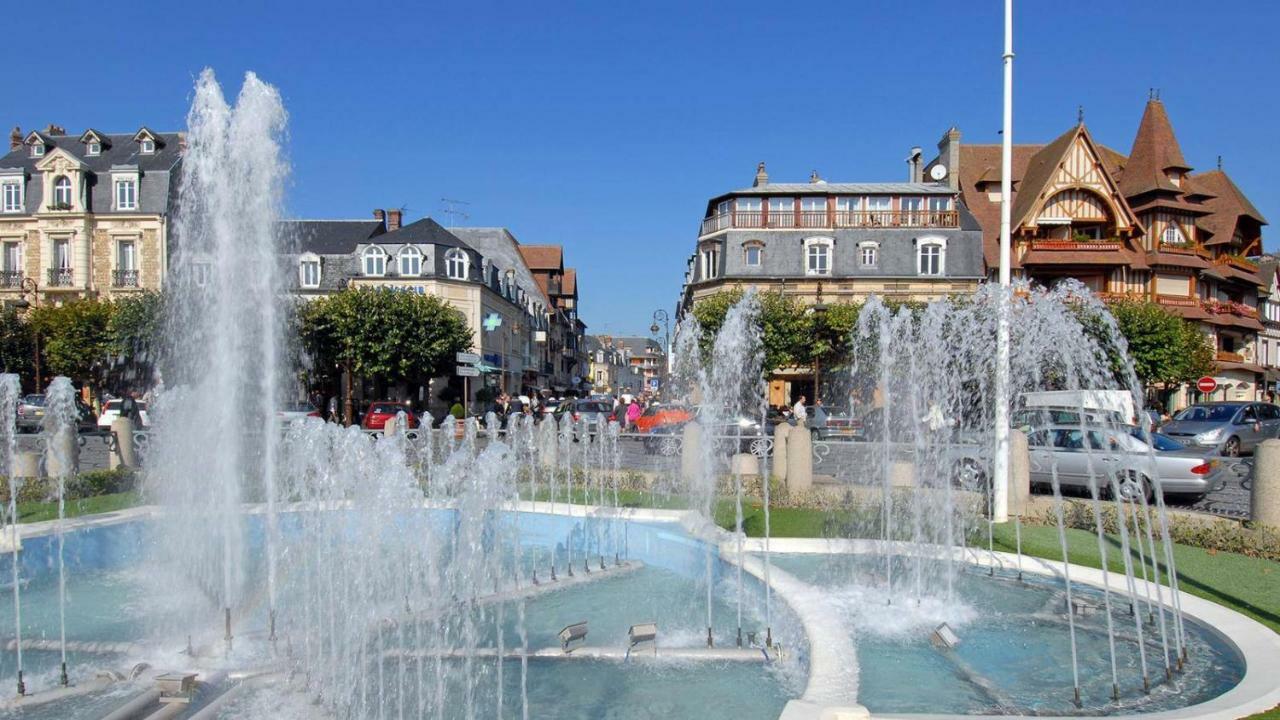 Les Quais De Trouville Luaran gambar