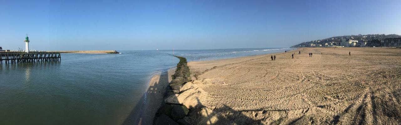 Les Quais De Trouville Luaran gambar